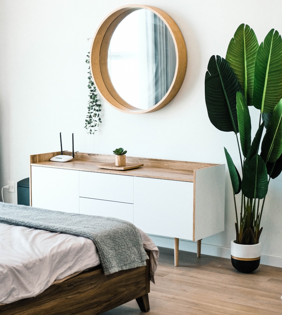Détail d’un intérieur avec miroir et mobilier clair
