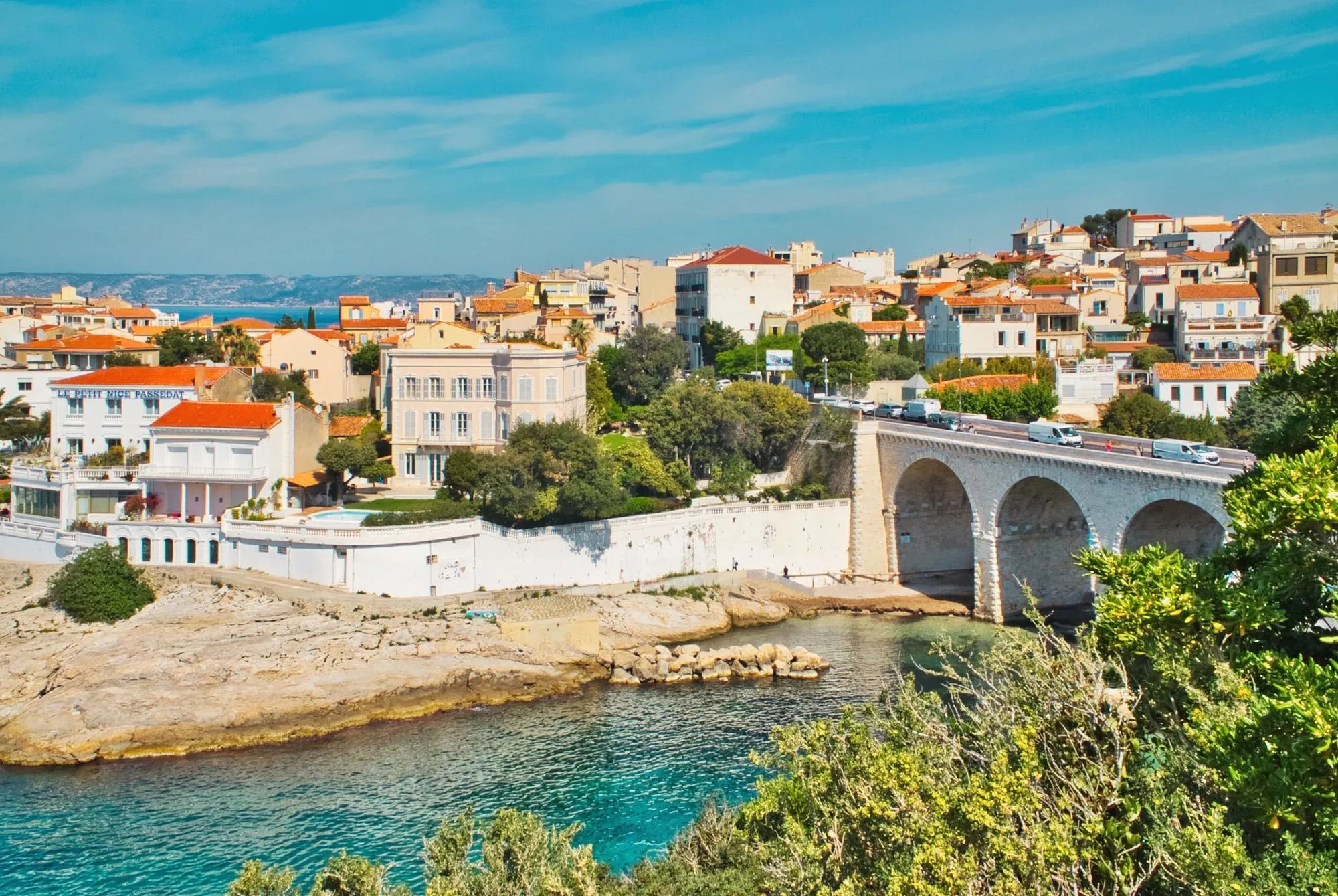 Vue des maisons et du pont du Vallon des Auffes à Marseille