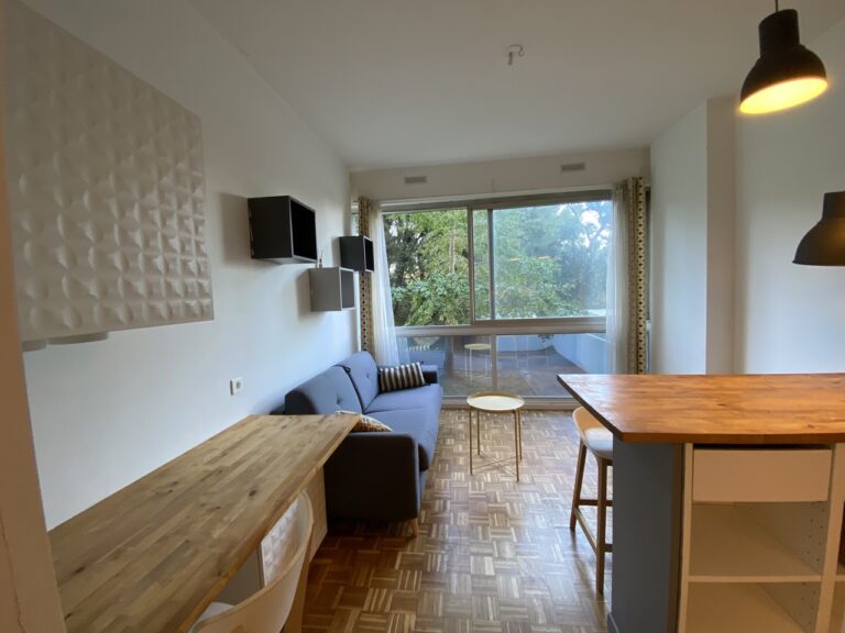 Photo 1 sur 6 — Studio meublé dans une résidence sécurisée, très prisée, 13008