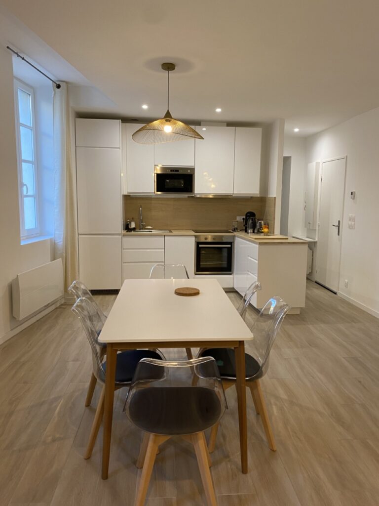 Photo 4 sur 7 — Ravissant appartement 3 pièces, refait à neuf, meublé, en plein coeur du quartier du Panier, 13002