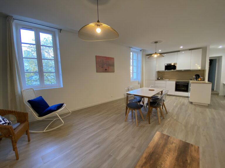 Photo 2 sur 7 — Ravissant appartement 3 pièces, refait à neuf, meublé, en plein coeur du quartier du Panier, 13002