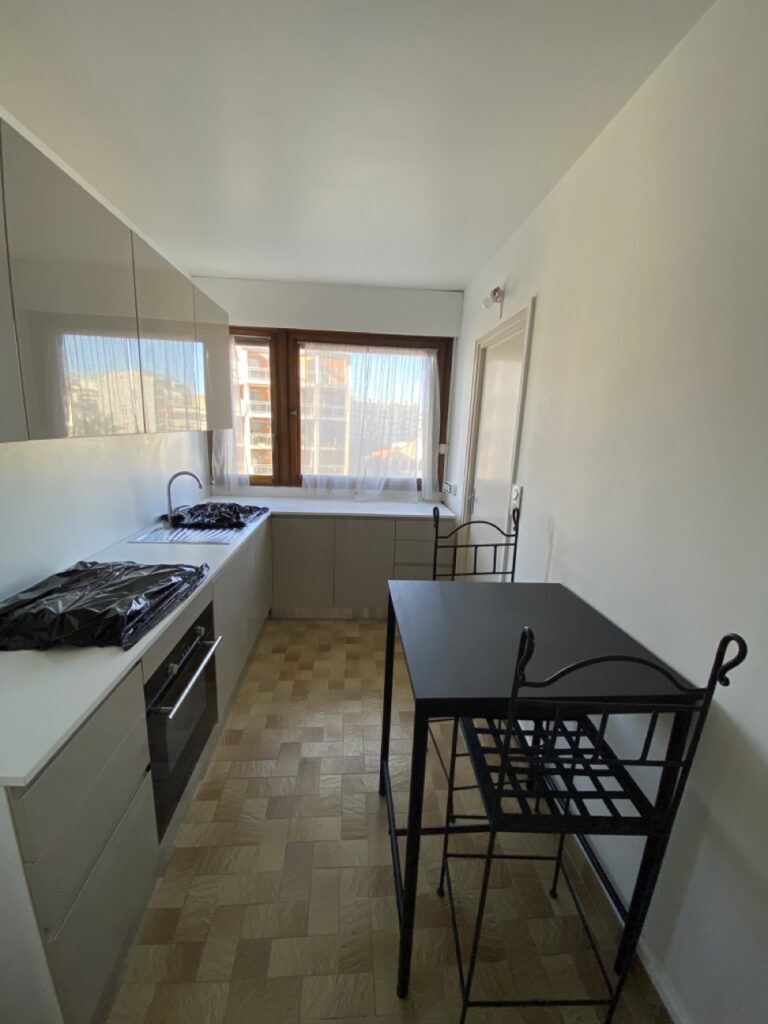 Photo 7 sur 7 — Bel appartement de 3 pièces meublé avec une agréable terrasse au sein d&rsquo;une résidence avec gardien, espaces verts, Castellane Cantini, 13006