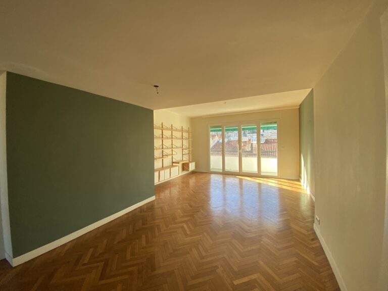 Photo 2 sur 8 — Appartement 4 pièces avec balcon, meublé et rénové avec soin, vue sur Notre Dame de la Garde et les toits de la ville, quartier Vauban, 13006