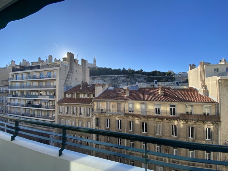 Photo 8 sur 8 — Appartement 4 pièces avec balcon, meublé et rénové avec soin, vue sur Notre Dame de la Garde et les toits de la ville, quartier Vauban, 13006