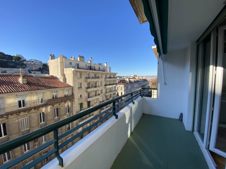 Photo 3 sur 8 — Appartement 4 pièces avec balcon, meublé et rénové avec soin, vue sur Notre Dame de la Garde et les toits de la ville, quartier Vauban, 13006