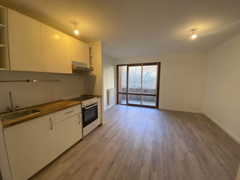 Photo 2 sur 5 — Appartement T2 rénové avec balcon, au calme, quartier Préfecture, 13006