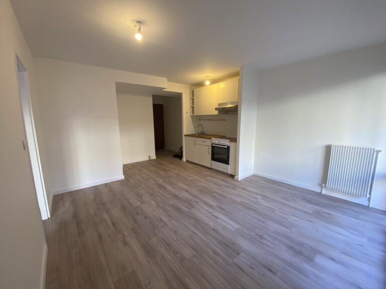 Photo 1 sur 5 — Appartement T2 rénové avec balcon, au calme, quartier Préfecture, 13006