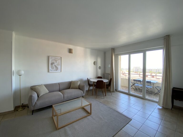 Photo 2 sur 5 — 4 Pièces meublé avec balcon et stationnement proche Rond Point du Prado, 13009 Marseille