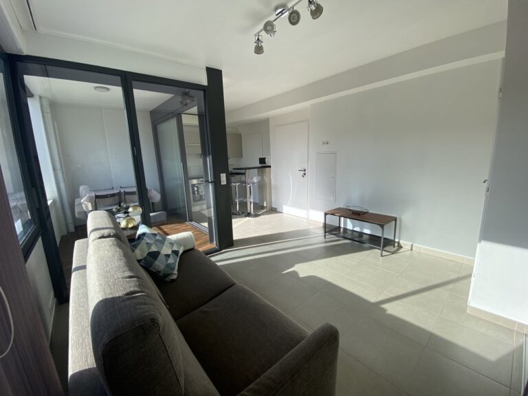 Photo 1 sur 6 — Beau studio meublé et climatisé avec terrasse à Endoume rue Charve 13007
