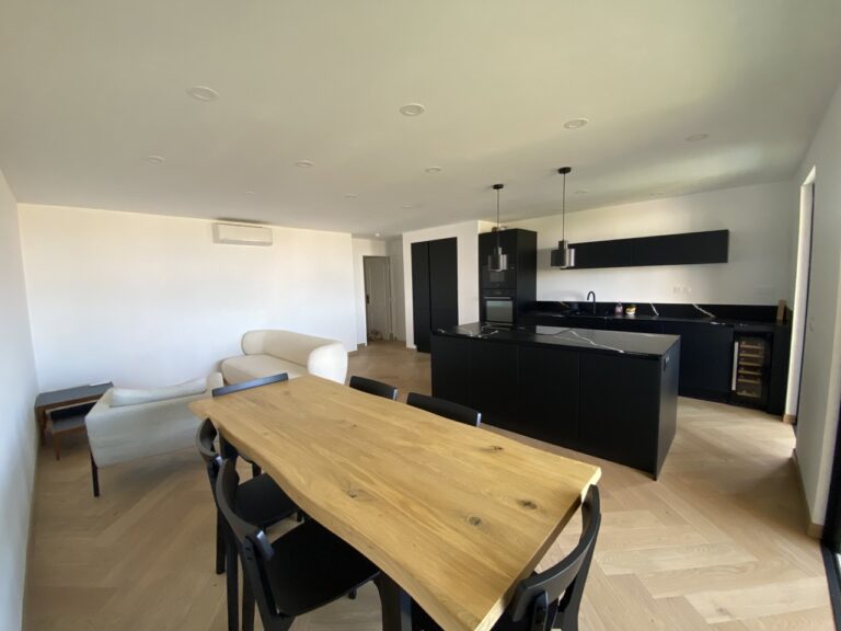 Photo 1 sur 8 — Bel appartement 4 pièces, meublé et climatisé, avec une grande terrasse et garages dans une résidence sécurisée, 13009 Marseille