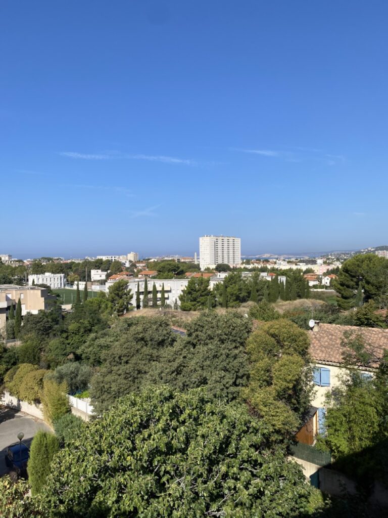 Photo 8 sur 8 — Bel appartement 4 pièces, meublé et climatisé, avec une grande terrasse et garages dans une résidence sécurisée, 13009 Marseille
