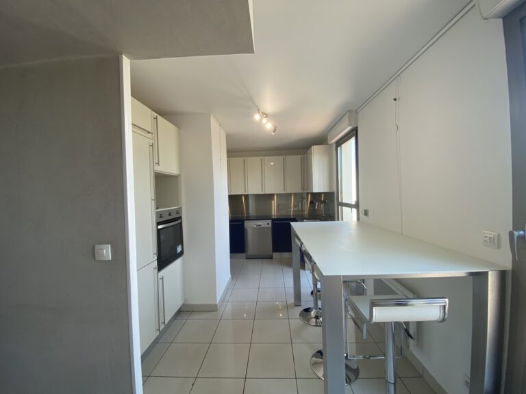 Photo 8 sur 8 — T4, climatisé, refait à neuf avec deux terrasses, garage fermé, au sein d&rsquo;une copropriété de standing sécurisée, 13008 Marseille