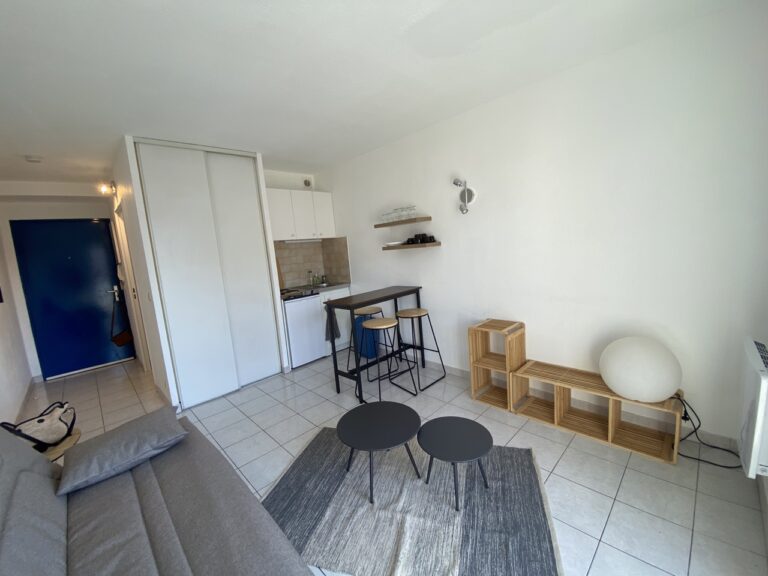 Photo 1 sur 5 — Studio meublé avec balcon, à deux pas de la Timone et de la faculté de médecine, 13005 Marseille