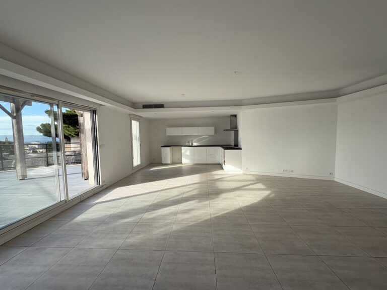 Photo 4 sur 7 — Superbe appartement de 3 pièces, avec une grande terrasse vue mer, climatisé, 2 stationnements, au sein d&rsquo;une résidence de standing, 13007 Marseille