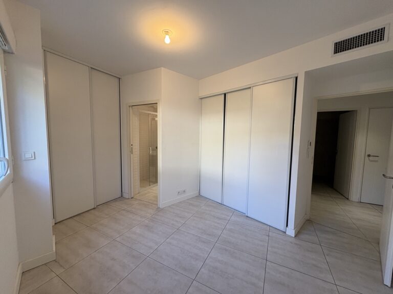 Photo 7 sur 7 — Superbe appartement de 3 pièces, avec une grande terrasse vue mer, climatisé, 2 stationnements, au sein d&rsquo;une résidence de standing, 13007 Marseille