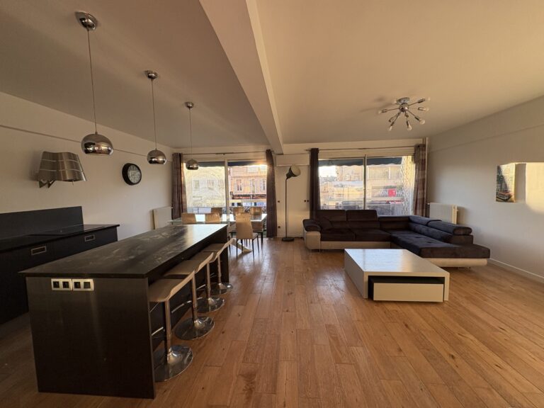 Photo 2 sur 8 — Appartement 3 pièces meublé, climatisé, avec balcon et stationnement libre dans la résidence, Corniche Kennedy Malmousque, 13007 Marseille