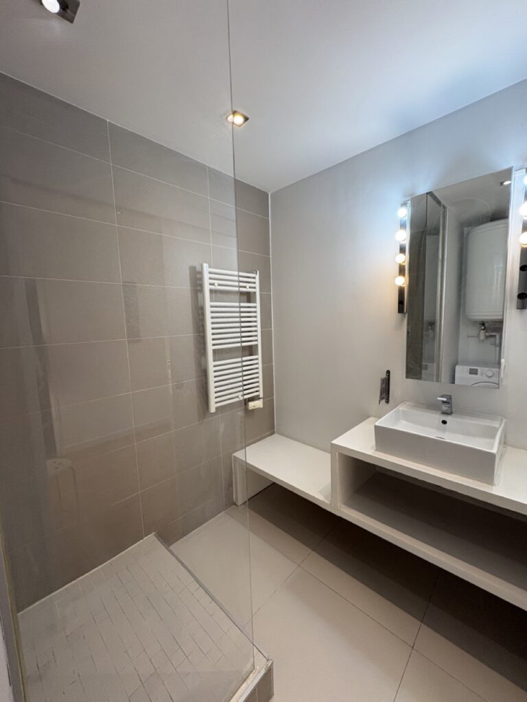 Photo 4 sur 8 — Appartement 3 pièces meublé, climatisé, avec balcon et stationnement libre dans la résidence, Corniche Kennedy Malmousque, 13007 Marseille