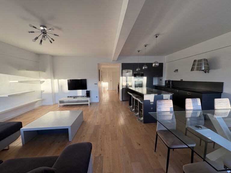 Photo 6 sur 8 — Appartement 3 pièces meublé, climatisé, avec balcon et stationnement libre dans la résidence, Corniche Kennedy Malmousque, 13007 Marseille