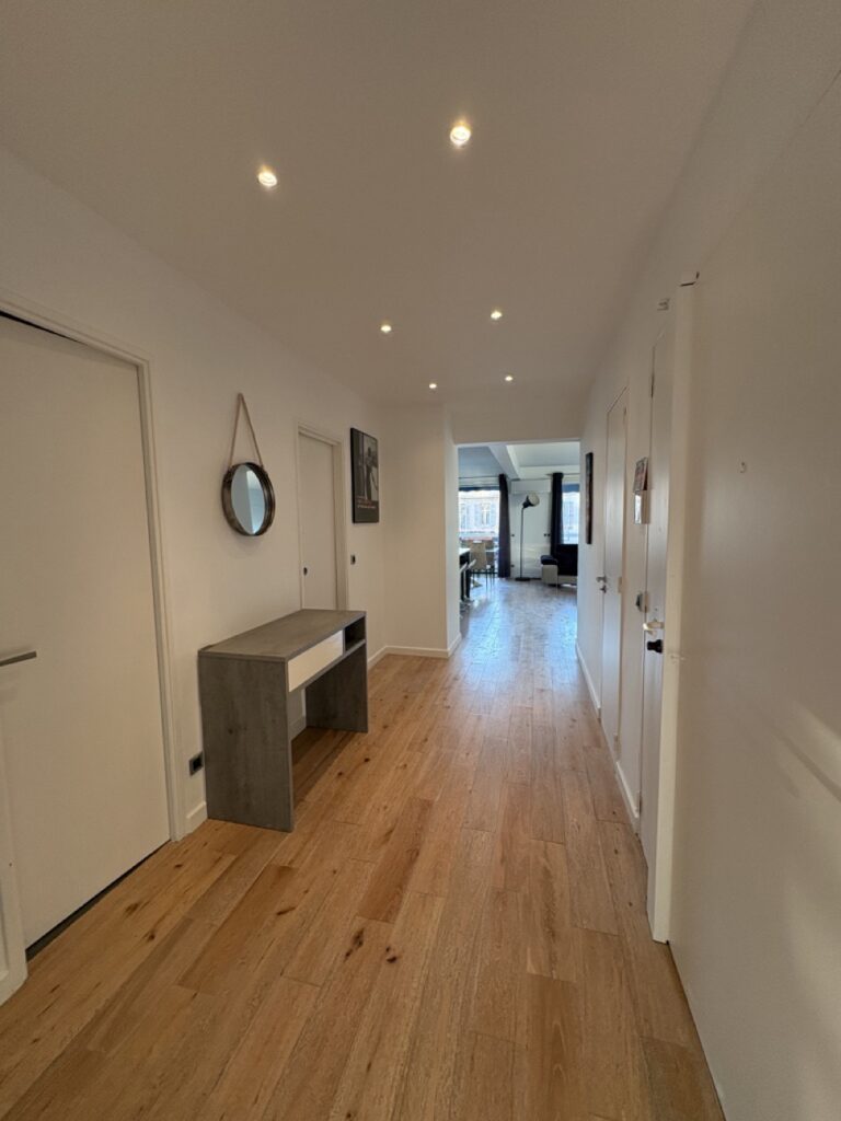 Photo 8 sur 8 — Appartement 3 pièces meublé, climatisé, avec balcon et stationnement libre dans la résidence, Corniche Kennedy Malmousque, 13007 Marseille