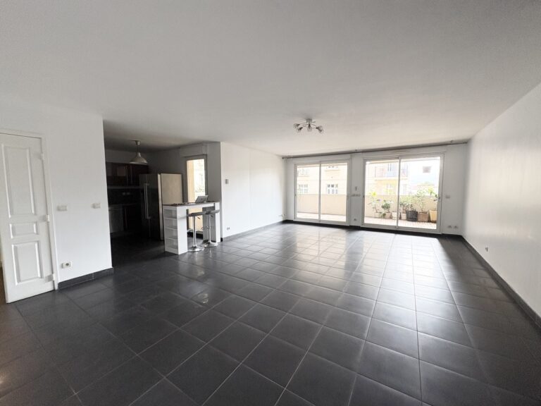 Photo 2 sur 8 — Beau T5 climatisé avec terrasse et garage, dans une résidence sécurisée, 13008 Marseille