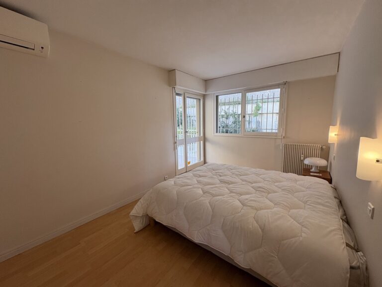 Photo 8 sur 10 — Très bel appartement meublé avec vue mer, 3 pièces, climatisé, 2 grandes terrasses, au sein d&rsquo;une résidence sécurisée et fermée à Cassis, 13260