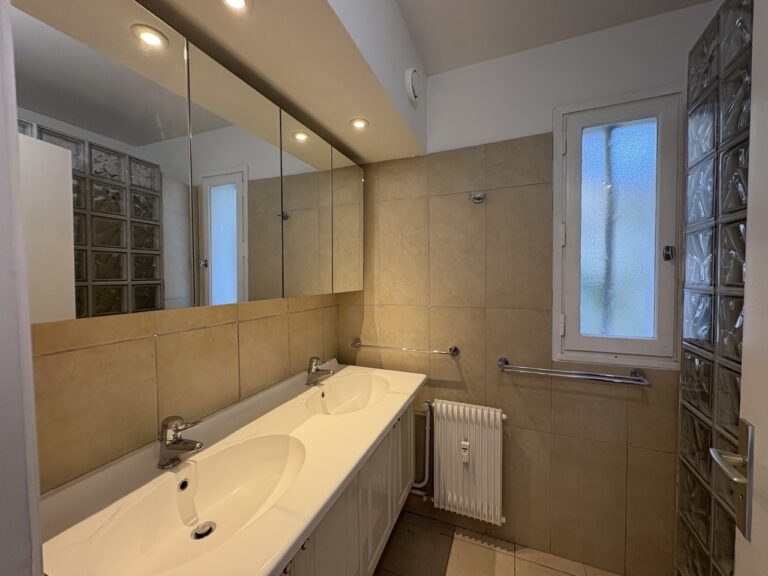 Photo 9 sur 10 — Très bel appartement meublé avec vue mer, 3 pièces, climatisé, 2 grandes terrasses, au sein d&rsquo;une résidence sécurisée et fermée à Cassis, 13260