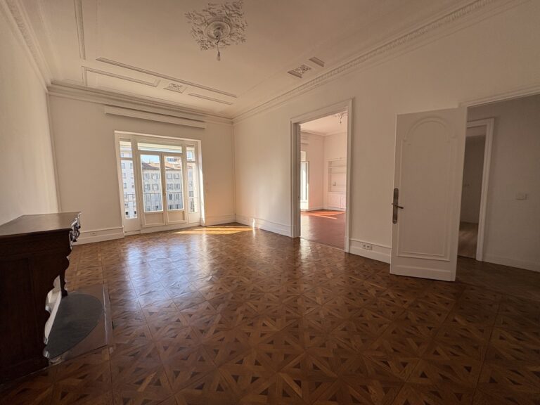 Photo 2 sur 6 — Magnifique appartement avec hauts plafonds au dernier étage d&rsquo;un très bel immeuble de la rue Fargès avec gardien, balcon et garage, 13008 Marseille