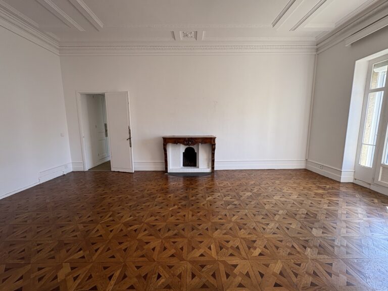 Photo 1 sur 6 — Magnifique appartement avec hauts plafonds au dernier étage d&rsquo;un très bel immeuble de la rue Fargès avec gardien, balcon et garage, 13008 Marseille