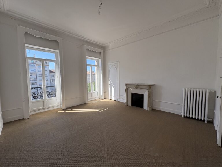 Photo 3 sur 6 — Magnifique appartement avec hauts plafonds au dernier étage d&rsquo;un très bel immeuble de la rue Fargès avec gardien, balcon et garage, 13008 Marseille