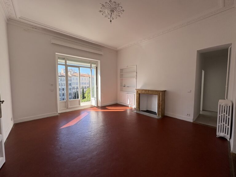 Photo 5 sur 6 — Magnifique appartement avec hauts plafonds au dernier étage d&rsquo;un très bel immeuble de la rue Fargès avec gardien, balcon et garage, 13008 Marseille