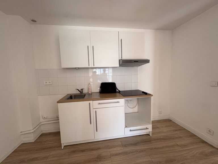 Photo 6 sur 6 — Magnifique appartement avec hauts plafonds au dernier étage d&rsquo;un très bel immeuble de la rue Fargès avec gardien, balcon et garage, 13008 Marseille