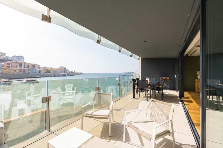 Photo 7 sur 7 — Superbe appartement vue mer, les pieds dans l&rsquo;eau, meublé avec terrasse, dans une résidence de standing sécurisée avec gardien, 13007 Marseille